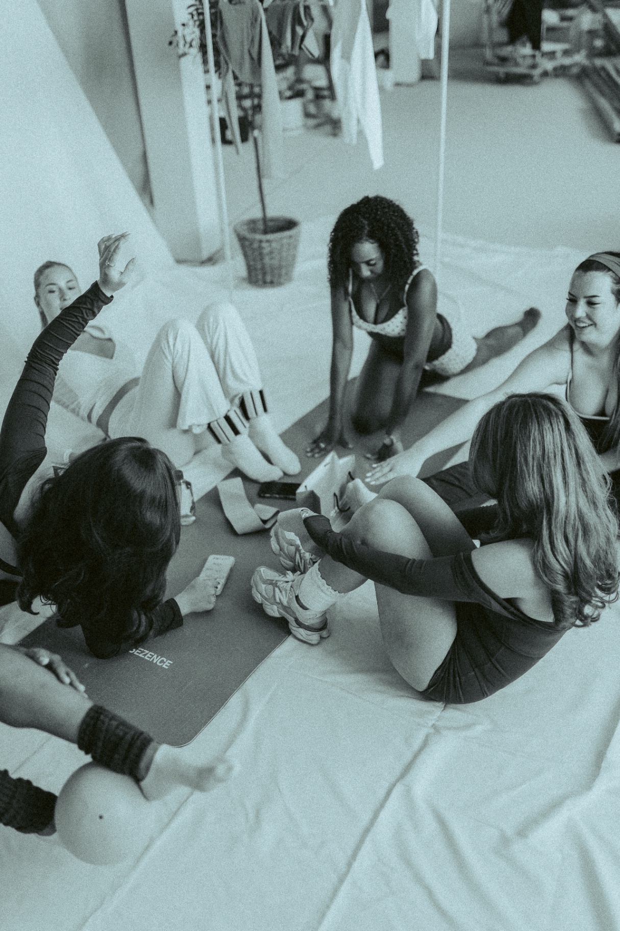 Gruppe beim gemeinsamen Stretching im Casa Sezence Studio
